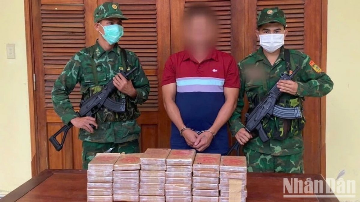 Đối tượng T.N.T (quốc tịch Việt Nam) bị Bộ đội Biên phòng phòng tỉnh Quảng Nam bắt giữ cùng tang vật 38 bánh ma túy loại Heroine.