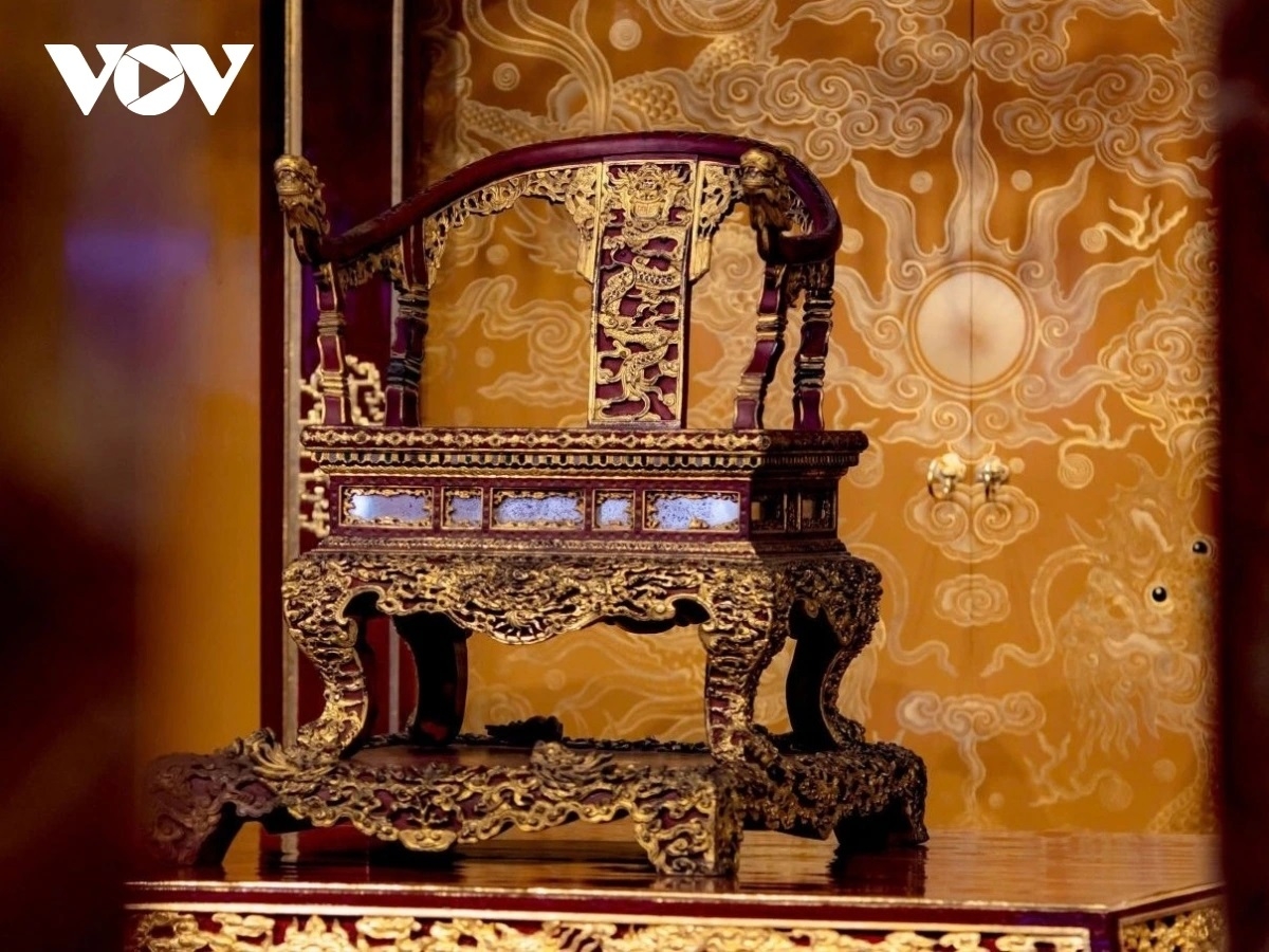 Ngai vàng triều Nguyễn đặt tại điện Thái Hòa bị đối tượng làm gãy phần tựa tay bên trái