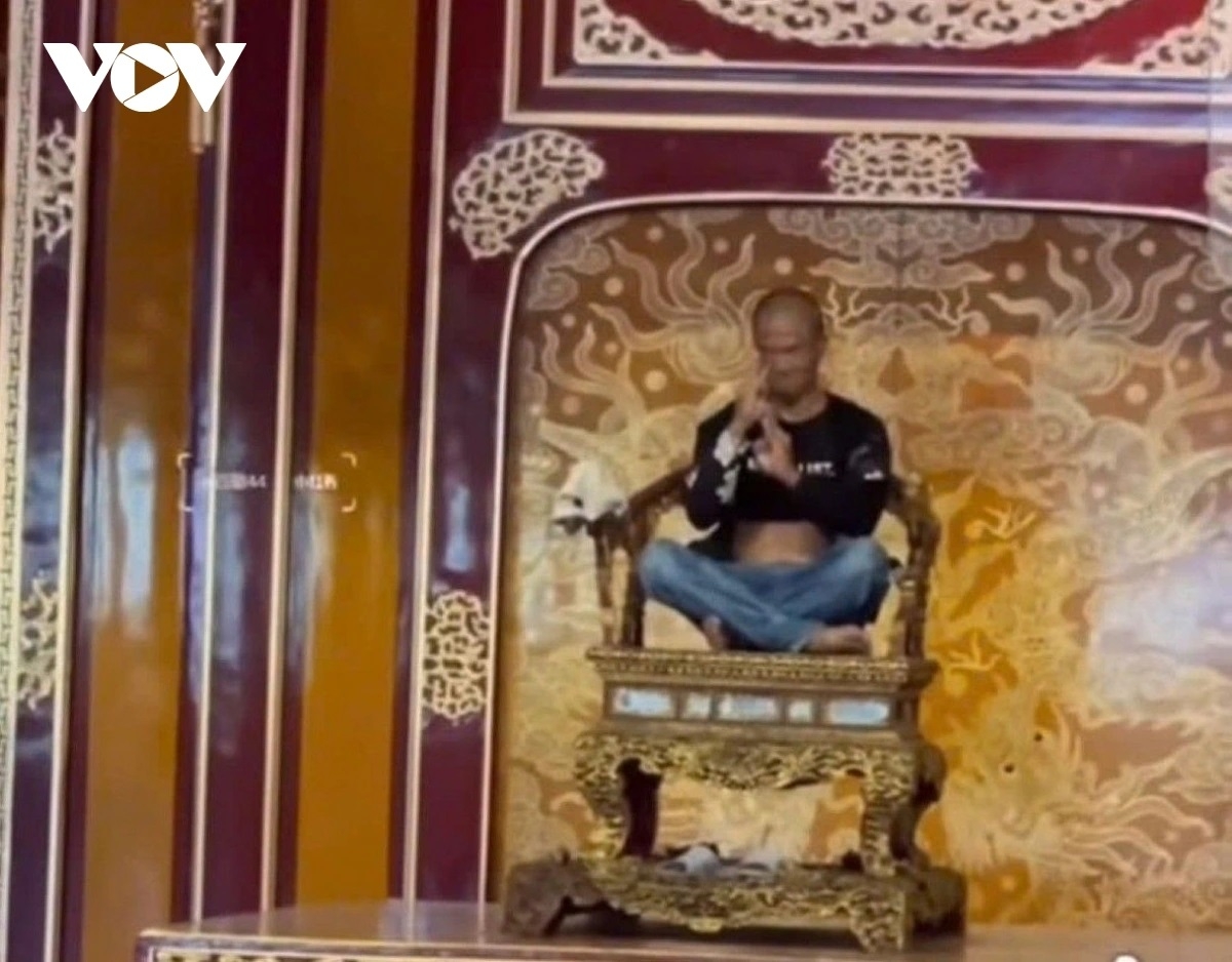 Đối tượng Hồ Văn Phương Tâm ngồi trên ngai vàng gây xôn xao dư luận