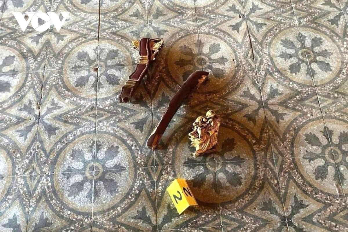 Phần bệ tì tay của ngai vàng triểu Nguyễn bị gãy thành nhiều khúc