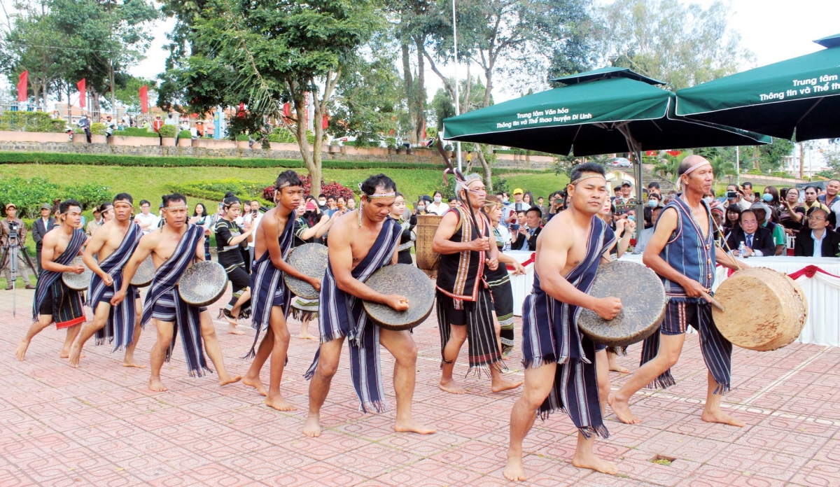 Túa lĕm tro tôu chêng koăng kô châ tơbleăng troh kuăn pơlê a pơlê kong xiâm ƀă tơmối ôm hyô a Hà Nội