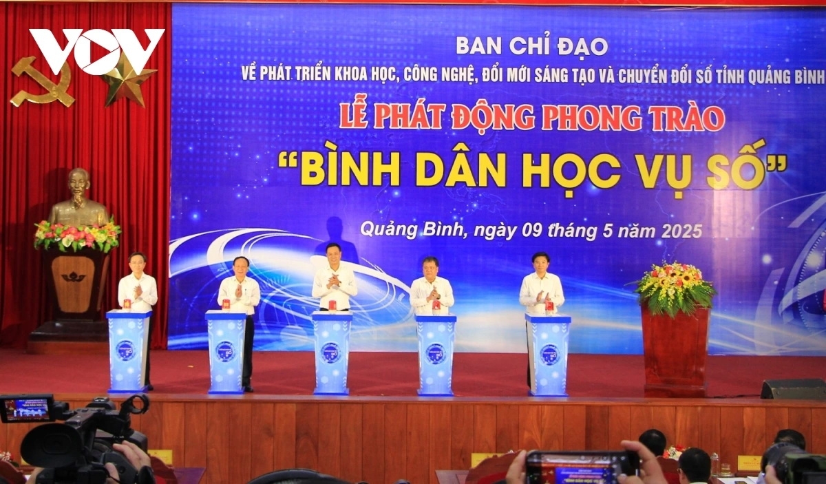 Các đại biểu bấm nút phát động phong trào Bình dân học vụ số