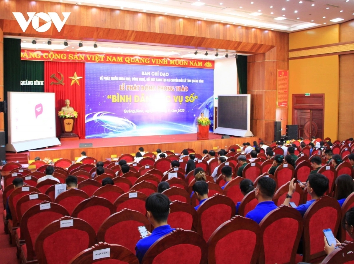 Truyền đạt chuyên đề “Trí tuệ nhân tạo - Công cụ phổ cập mới” do đại diện Tập đoàn Viettel trình bày tại lễ phát động