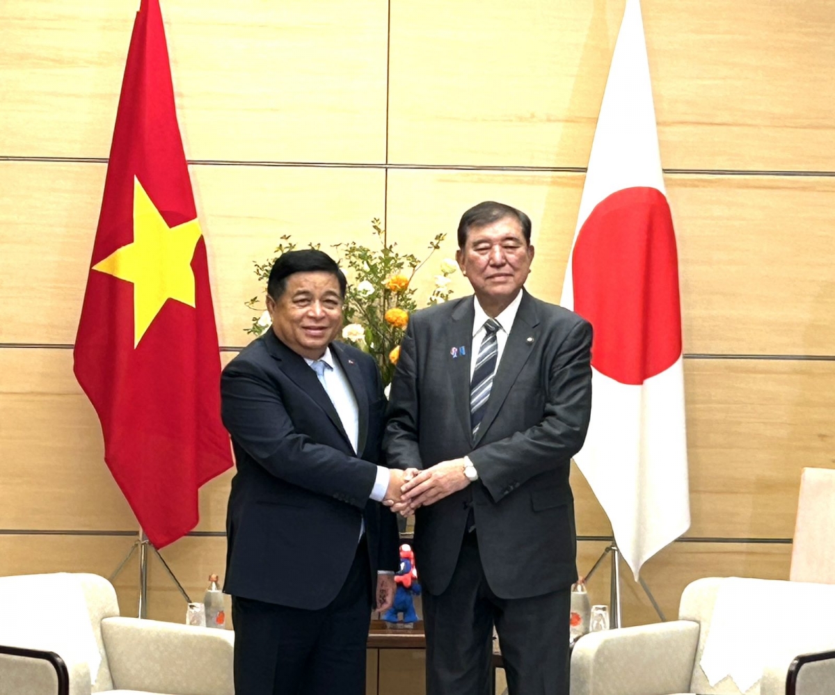 K’iăng Khua Knŭk kna Nguyễn Chí Dũng bi tuôm leh hŏng Khua knŭk kna Ishiba Shigeru.