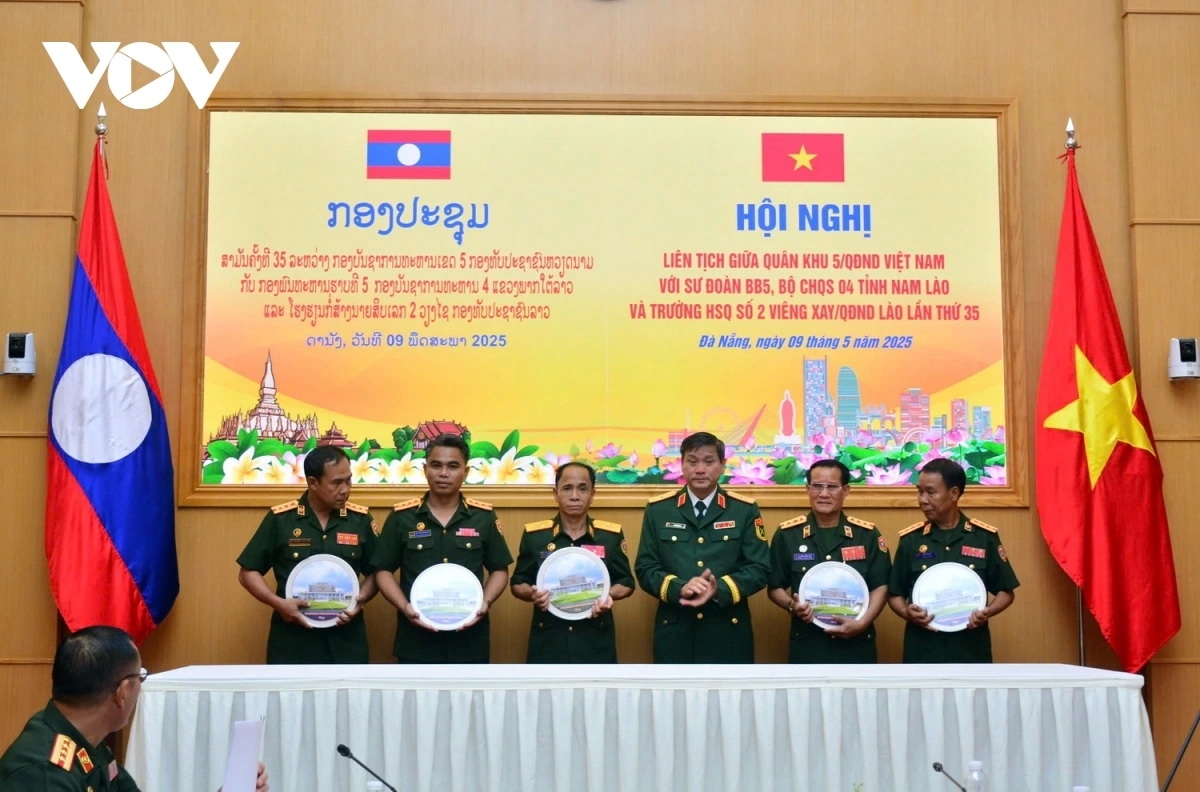 Thiếu tướng Lê Ngọc Hải, Tư lệnh Quân khu 5 trao quà lưu niệm tặng đoàn công tác của nước bạn Lào