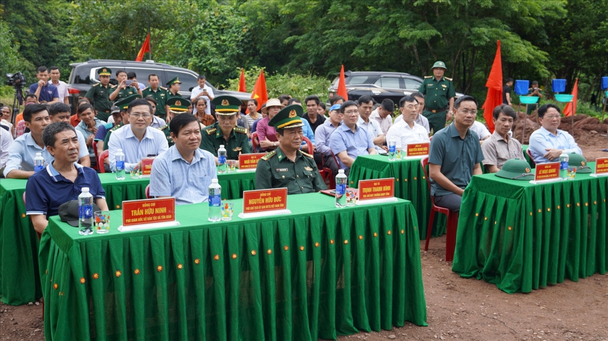 Các đại biểu tham dự Lễ khởi công xóa nhà tạm, nhà dột nát ở xã Trường Sơn, huyện Quảng Ninh (Quảng Bình)