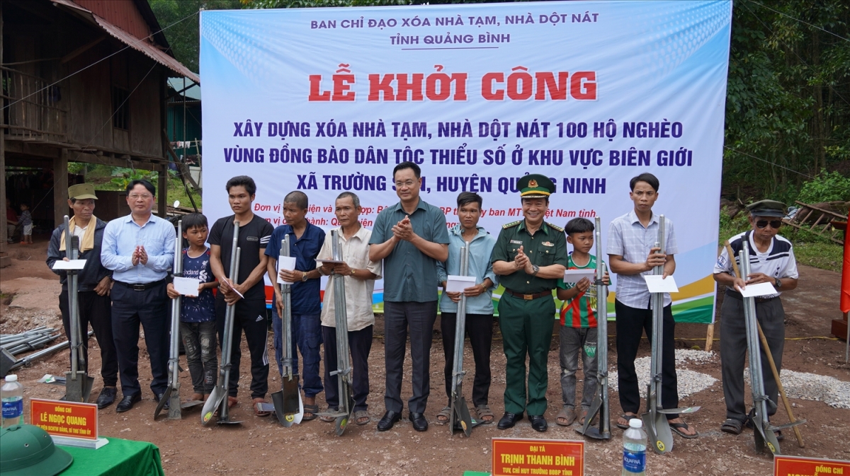 Ông Lê Ngọc Quang - Bí thư Tỉnh ủy Quảng Bình (thứ 7 từ trái qua phải) và lãnh đạo các ban, ngành trao tặng 27 suất quà cho bà con bản Rìn Rìn, xã Trường Sơn, huyện Quảng Ninh (Quảng Bình)