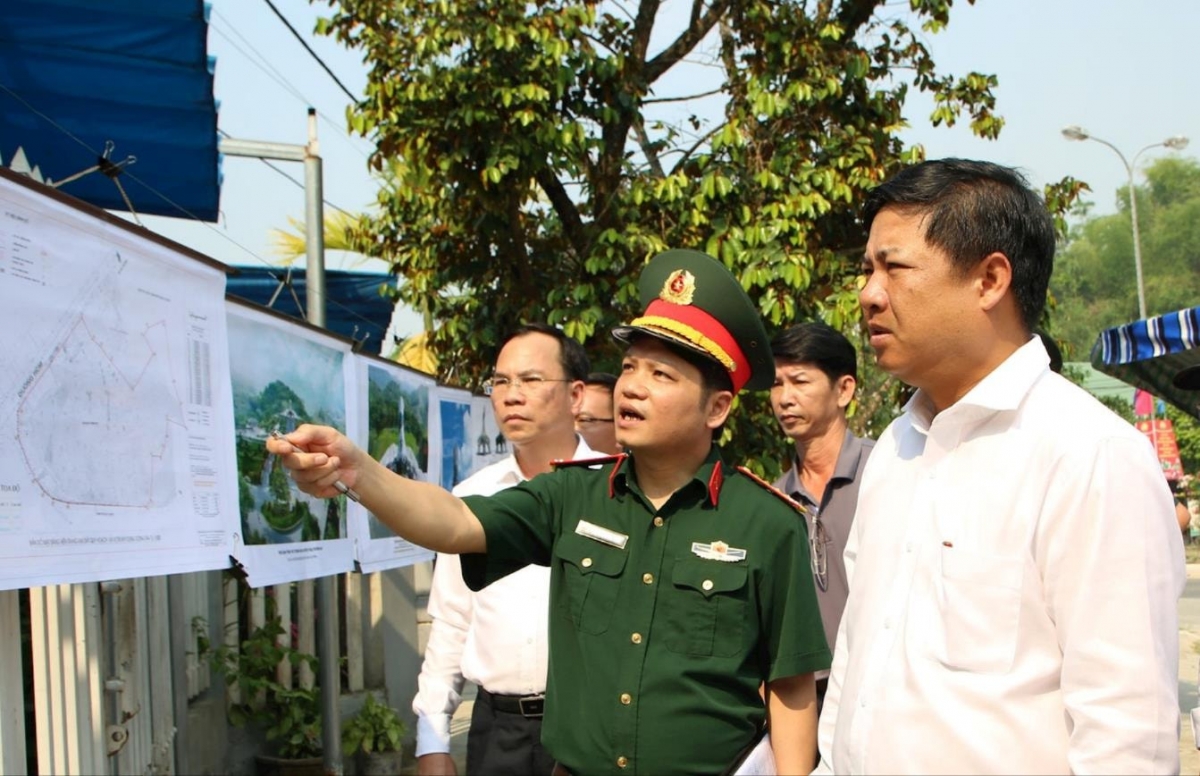 Đại diện Ban Quản lý dự án 46 - Bộ Tổng Tham mưu thông tin một phần Dự án sắp xếp dân cư khu vực đường Trường Sơn Đông với Bí thư Tỉnh ủy Quảng Nam Lương Nguyễn Minh Triết vào tháng 5/2024.