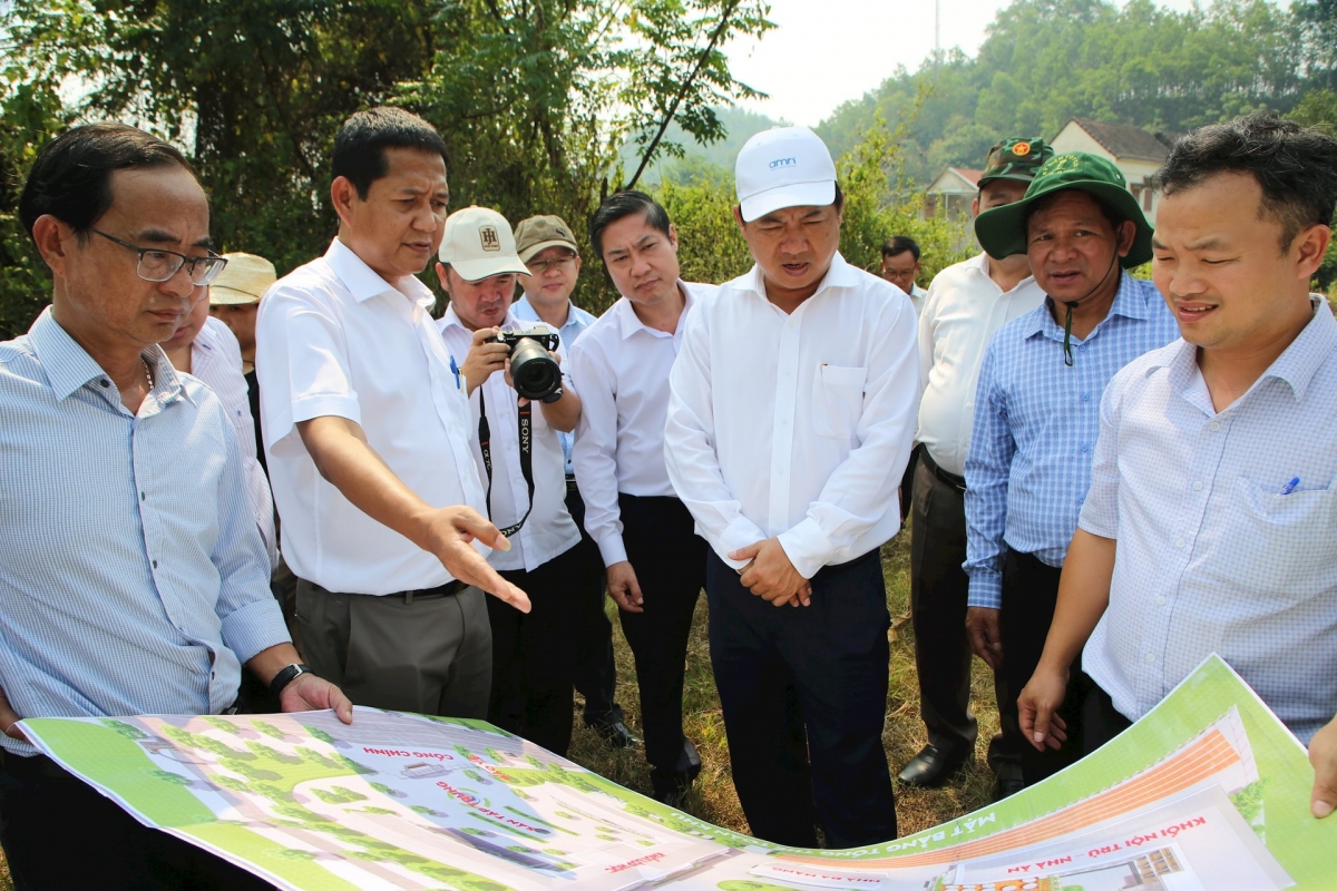 Bí thư Tỉnh ủy Lương Nguyễn Minh Triết khảo sát vị trí chọn triển khai Dự án sắp xếp dân cư khu vực đường Trường Sơn Đông vào tháng 5/2024.
