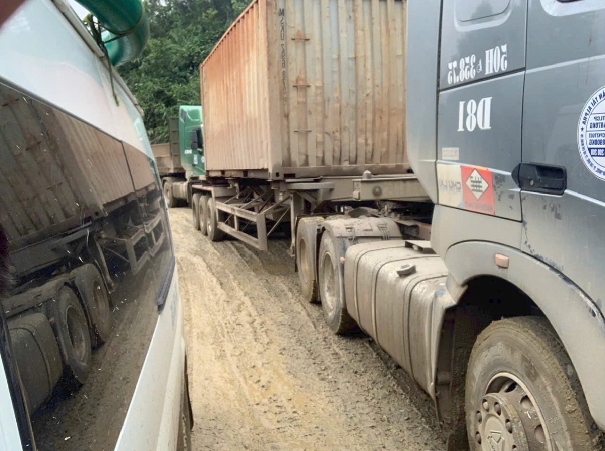 Quốc lộ 14D chỉ rộng từ 3,5 m đến 5,5 m, được đưa vào khai thác từ năm 2004 với tiêu chuẩn kỹ thuật thấp. Trên tuyến hiện tồn tại 24 điểm đen giao thông, nhiều đoạn che khuất tầm nhìn... từng xảy ra nhiều vụ tai nạn nghiêm trọng.