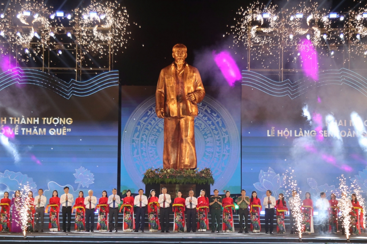 Tổng Bí thư Tô Lâm cùng các đồng chí lãnh đạo Đảng, Nhà nước cắt băng khánh thành tượng đài "Bác Hồ về thăm quê"