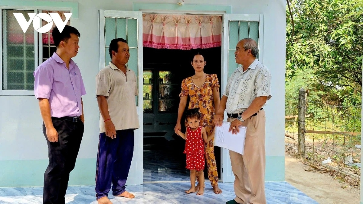 Ong Thạch Văn Mến (dang gah hanuk) - Bí thư Chi bộ ấp Hội Trung jak ba mikva ngak mbang patagok kinh te