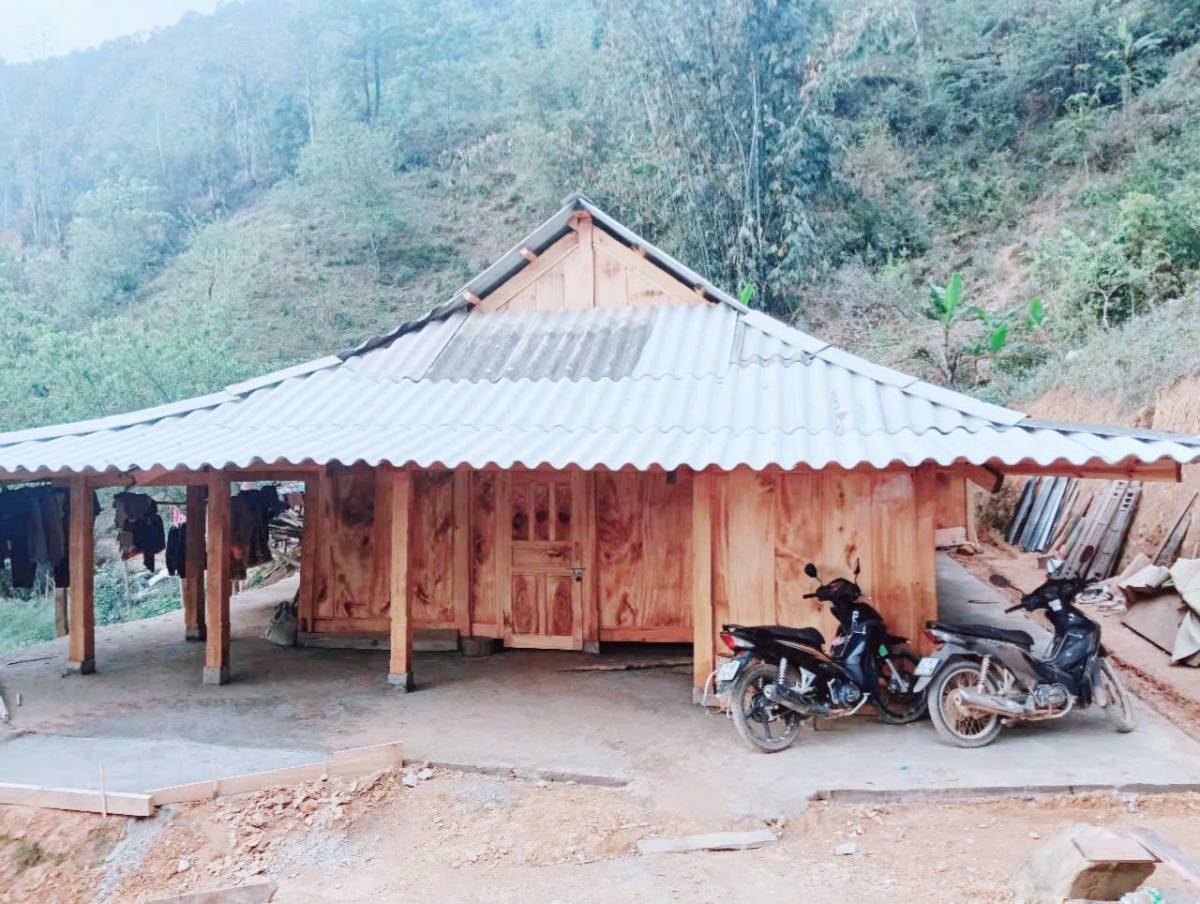 Nhiều ngôi nhà mới được làm phù hợp với tập quán sinh hoạt của đồng bào Mông