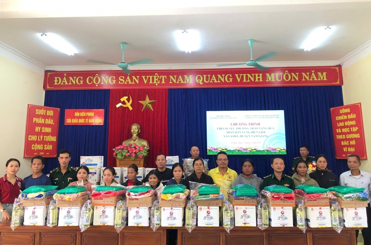 Ban Chỉ huy Đồn Biên phòng cửa khẩu quốc tế Nam Giang và nhóm thiện nguyện tặng quà người dân xã La Dêê.