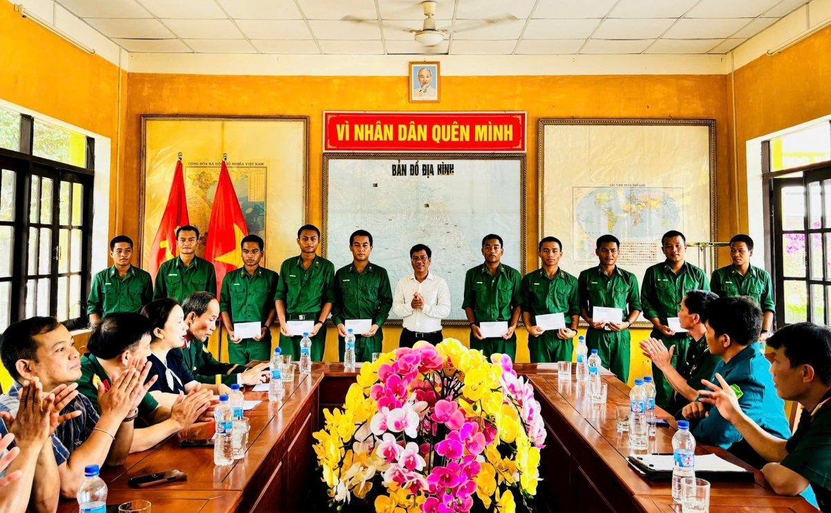 Ông Arất Blúi - Phó Chủ tịch UBND huyện Tây Giang tặng quà chiến sĩ mới nhập ngũ tại Tiểu đoàn Huấn luyện - cơ động thuộc Bộ Chỉ huy Bộ đội Biên phòng tỉnh. Ảnh: Đoàn công tác