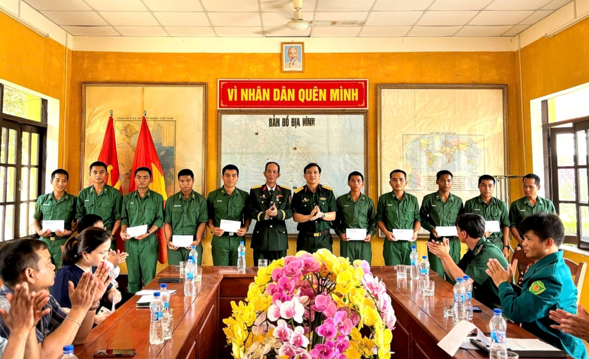 Lãnh đạo Ban Chỉ huy Quân sự huyện Tây Giang tặng quà chiến sĩ mới nhập ngũ tại Tiểu đoàn Huấn luyện - cơ động. Ảnh: Đoàn công tác