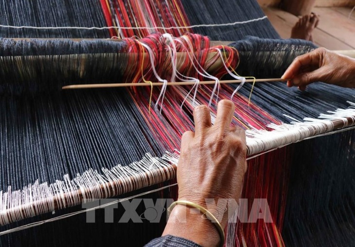 
Ală pang biài kòn cau geh tàñ bơh mpàng tê chài ngan bơh cau ùr kòn cau Bahnar (Rùp: Hồng Điệp/Yal tơngĭt jơnau Việt Nam)