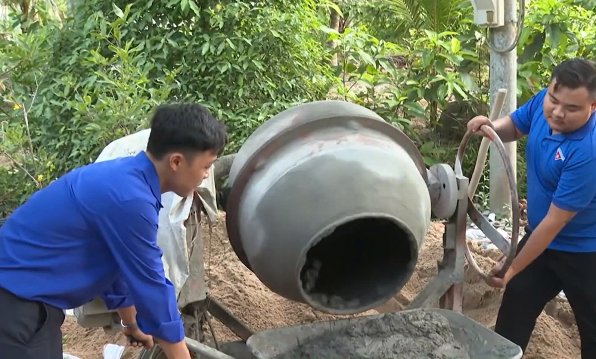 Tỉnh Vĩnh Long còn huy động cả lực lượng đoàn viên, thanh niên tham gia đóng góp ngày công xây dựng, nhằm giảm chi phí cho công trình