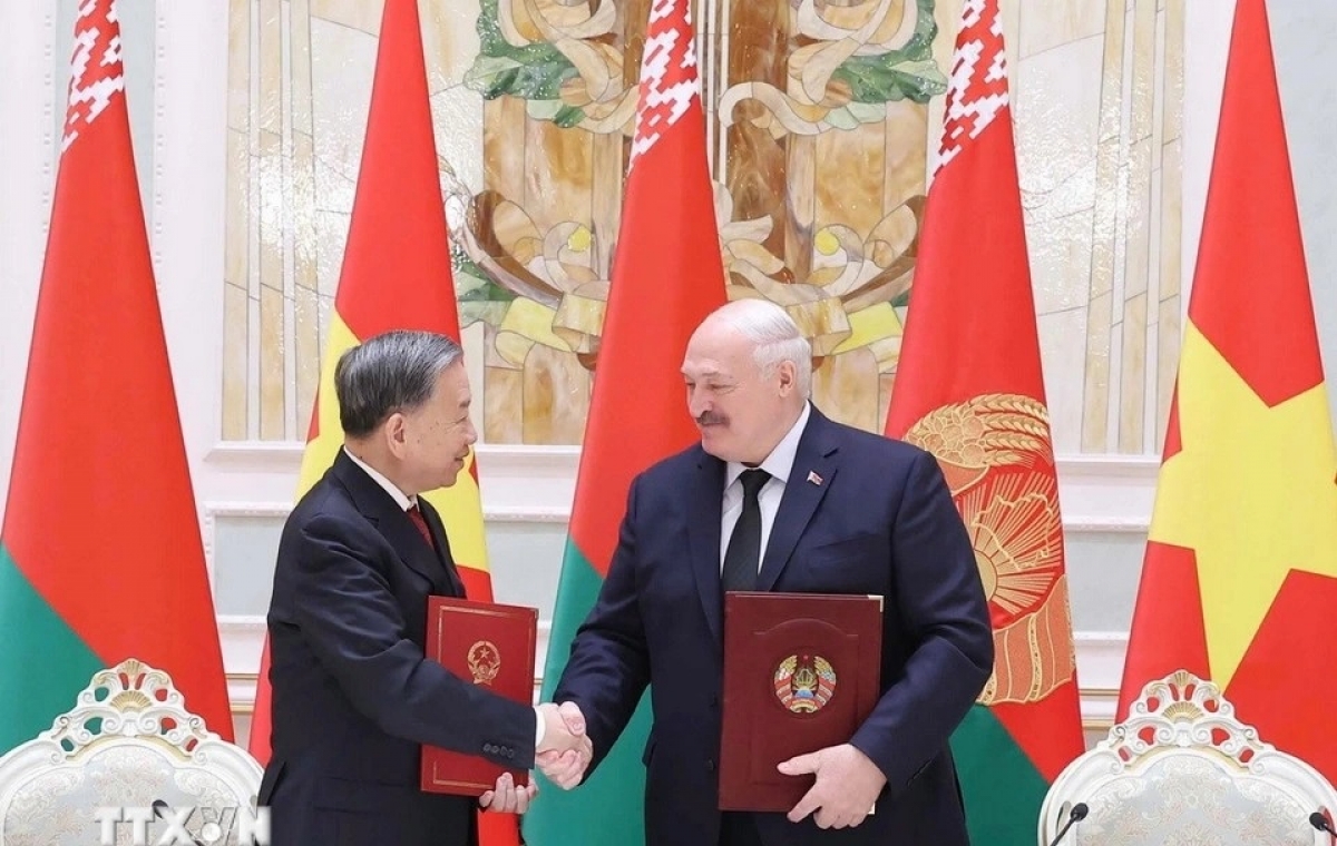 Pôa Tô Lâm, Kăn xiâm pơkuâ hnê ngăn ƀă pôa Aleksandr Lukashenko, Kăn xiâm pơkuâ kong têa Belarus hiăng kĭ Tơbleăng tơdjuôm ‘na mơjiâng tơrŭm Khu tơrŭm cheăng ton xŏn Việt Nam – Belarus. (Um: TTXVN)