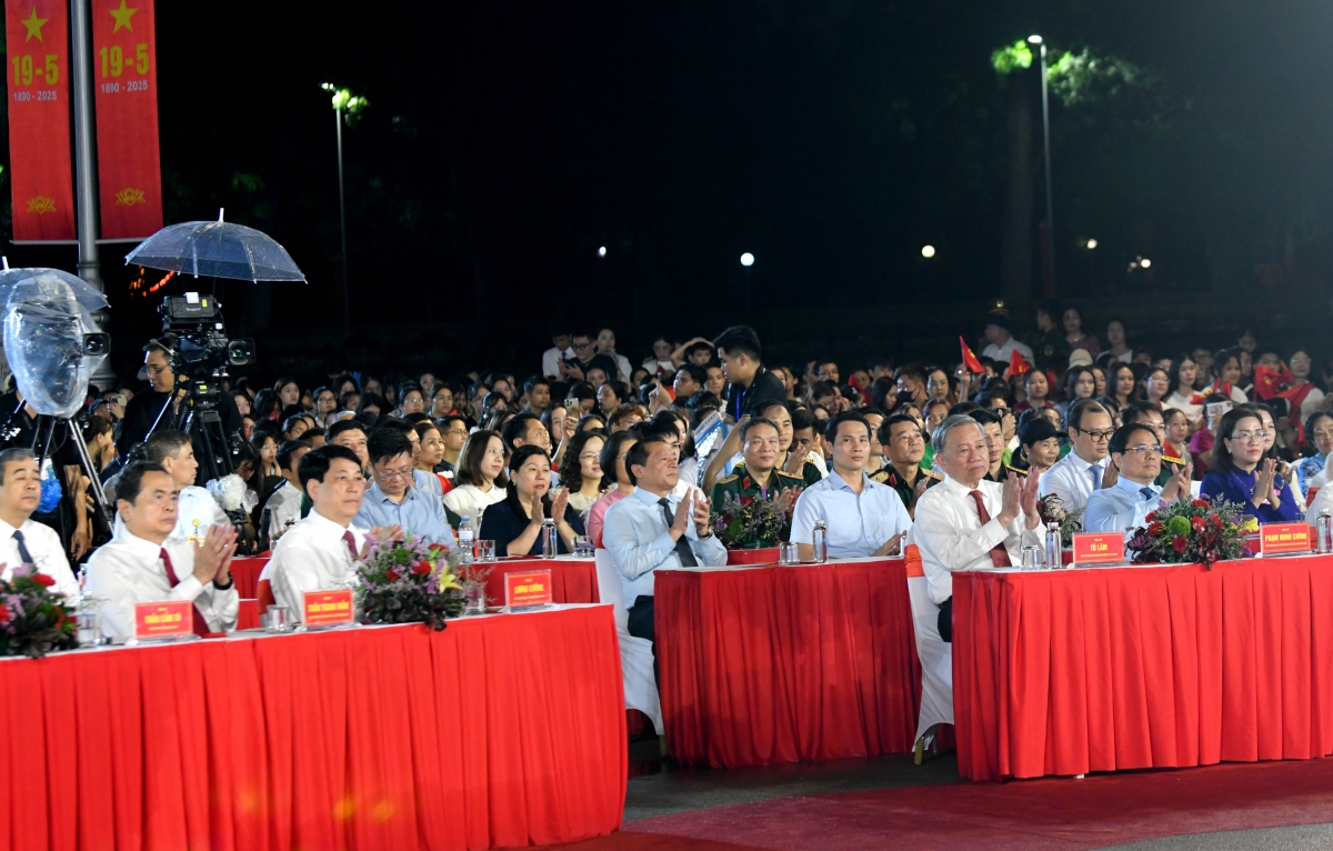 - Phung khua kiă kriê Đảng, knŭk kna nao mbĭt.