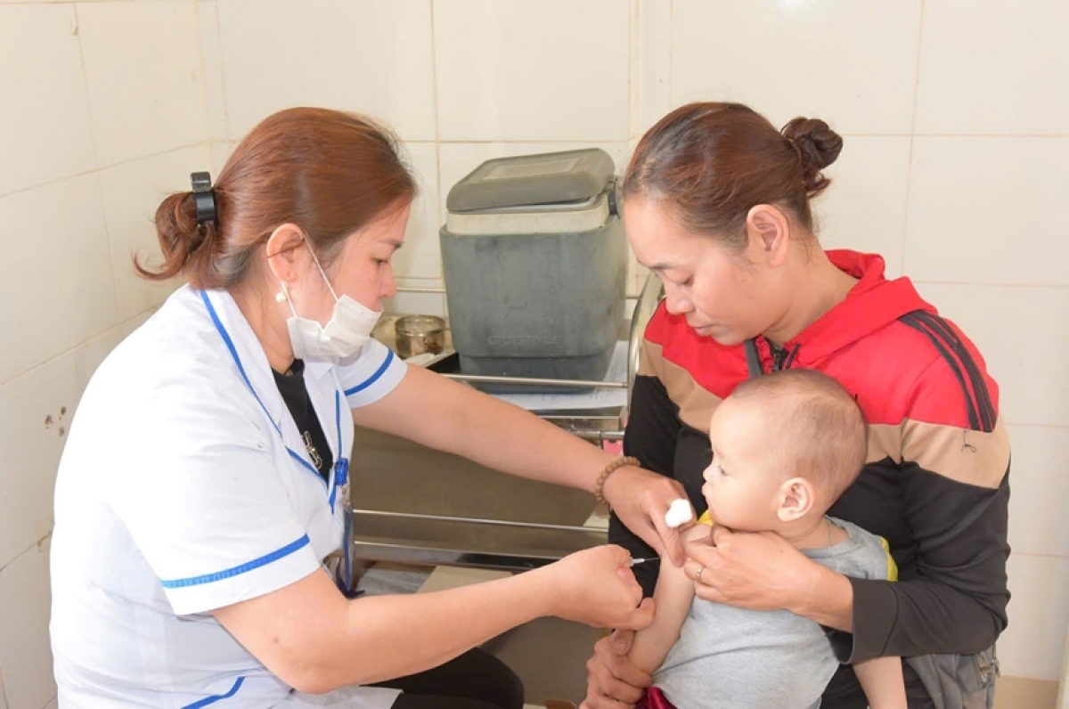 Tiêm vắc xin sởi cho trẻ tại Trạm Y tế xã Phú Diên (Phú Vang) Ảnh: CDC Huế