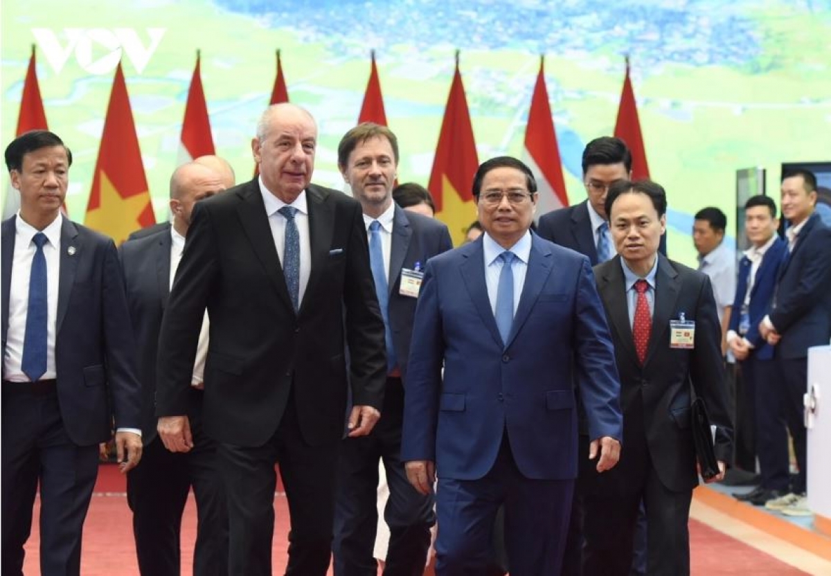Pôa Phạm Minh Chính, Ngế pro xiâm hnê ngăn tơnêi têa ƀă Kăn xiâm pơkuâ kong têa Hungary- pôa Sulyok Tamas