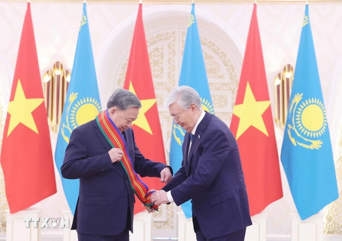 Tổng thống Kassym-Jomart Tokayev trao Huân chương Hữu nghị hạng Nhất của Kazakhstan tặng Tổng Bí thư Tô Lâm (Ảnh: Thống Nhất/TTXVN).