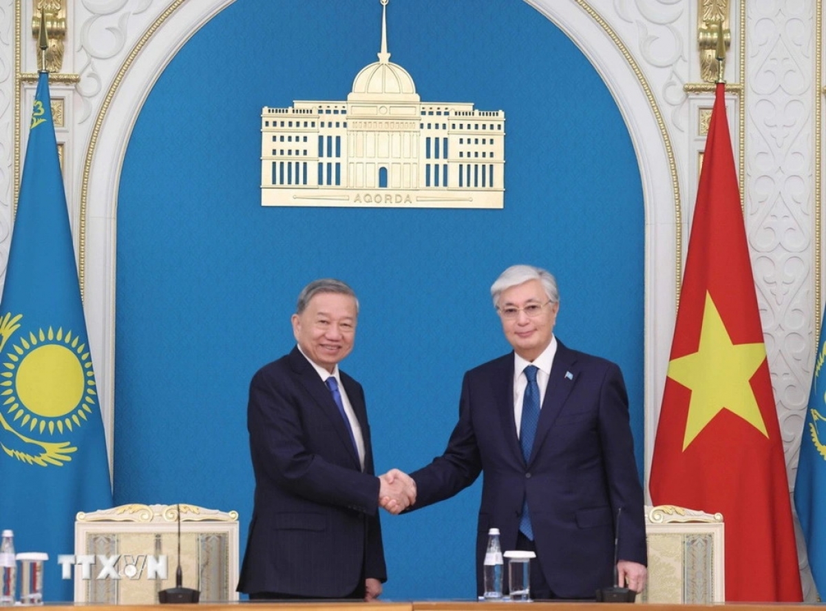 Tổng Bí thư Tô Lâm và Tổng thống Kassym-Jomart Tokayev thông qua Tuyên bố chung về nâng cấp quan hệ Việt Nam - Kazakhstan lên Đối tác chiến lược (Ảnh: Thống Nhất/TTXVN).