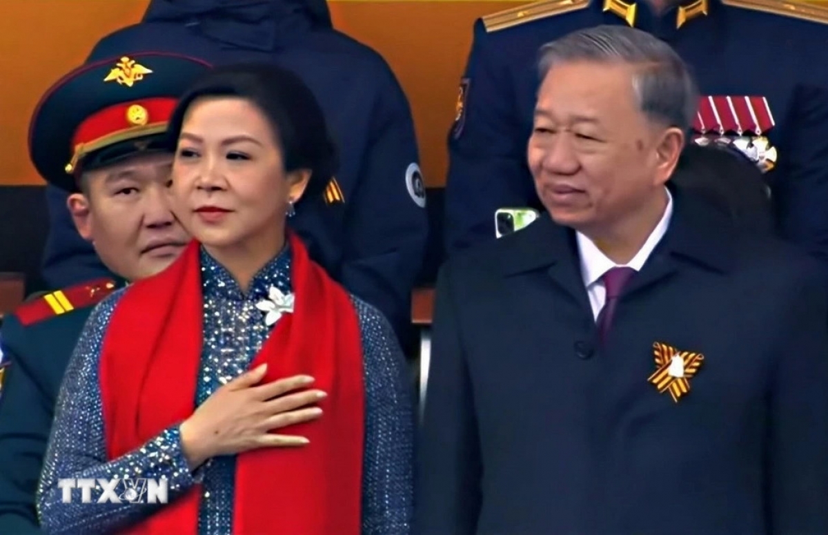 Tổng Bí thư Tô Lâm và Phu nhân dự Lễ duyệt binh Kỷ niệm 80 năm Ngày Chiến thắng trong Chiến tranh Vệ quốc vĩ đại (Ảnh chụp màn hình).