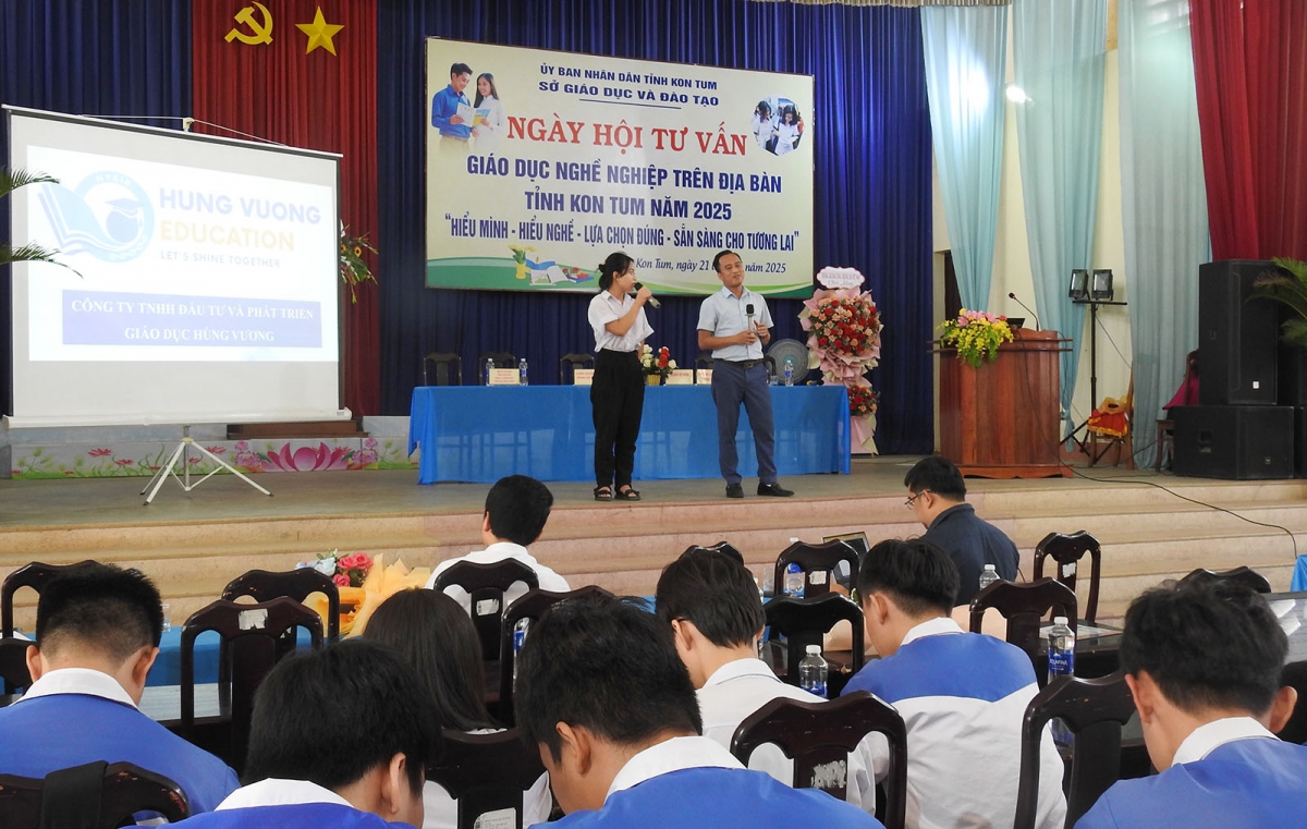 Kon Tum pơgơ̆r Năr roi tơƀôh trong hŏk tơdrong jang