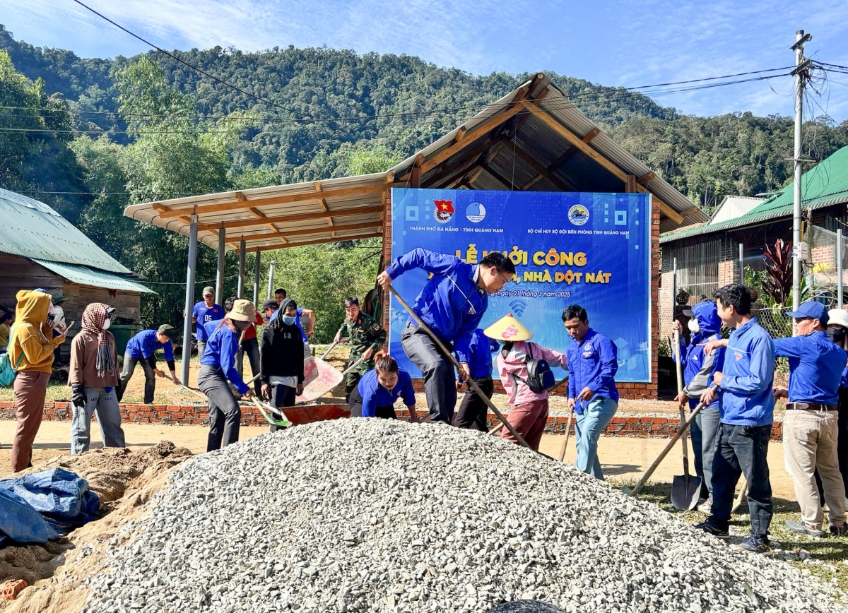 Huyện đoàn Tây Giang huy động các nguồn lực để hỗ trợ vật liệu, ngày công giúp người dân xóa nhà tạm. Ảnh: HỒ QUÂN