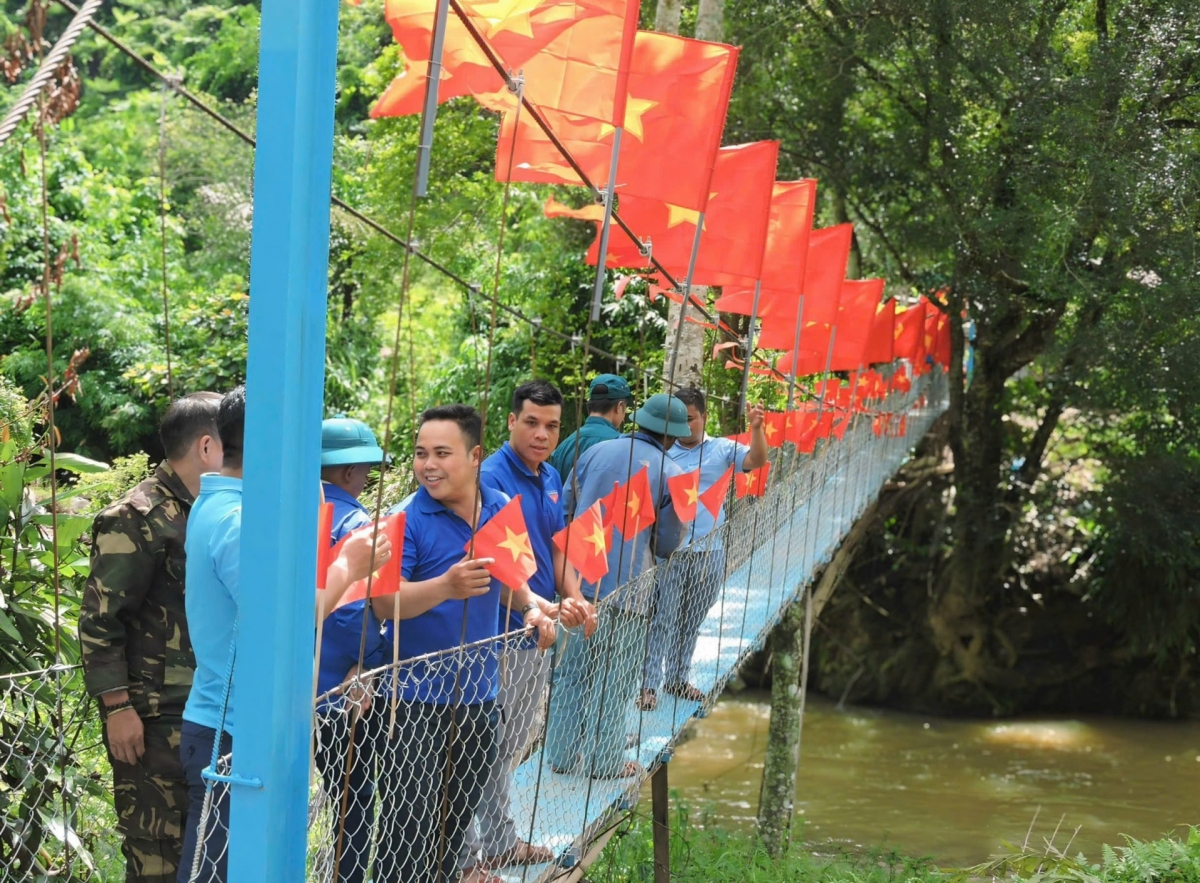 Đoàn viên, thanh niên góp sức xây dựng cầu treo ở xã biên giới Ga Ri. Ảnh: HỒ QUÂN