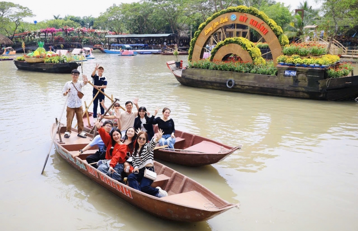 Mùa hè là thời điểm du lịch sinh thái ở Cần Thơ nói riêng, ĐBSCL nói chung hoạt động nhộn nhịp nhất
