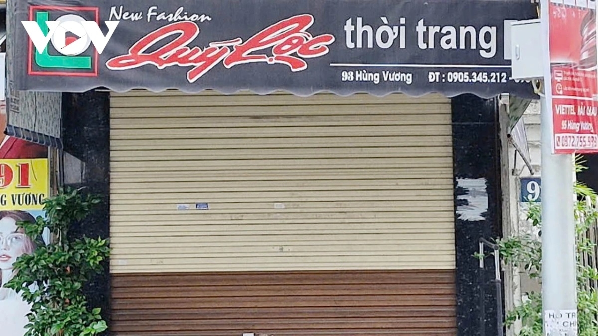 Khi nghe tin lực lượng chức năng đi kiểm tra, nhiều cửa hàng đóng cửa hoặc treo bảng cửa hàng đang tạm nghỉ để chuyển địa điểm kinh doanh