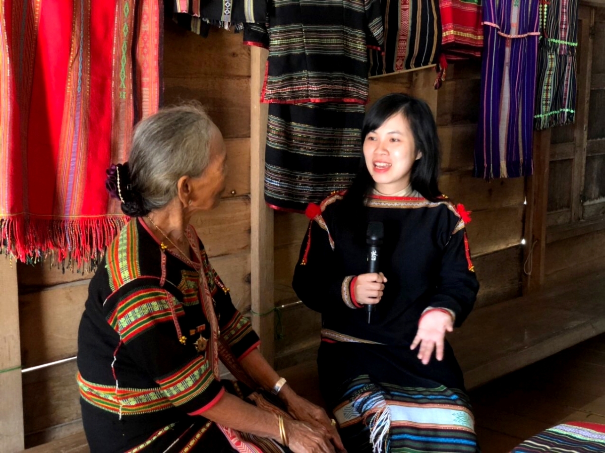 Drŏ kăn chih hla ar tơroi H’Kim Phúc lơ̆m 1 ‘măng apinh jet ngê̆ nhơ̆n tanh brai kơ bơngai Rađe