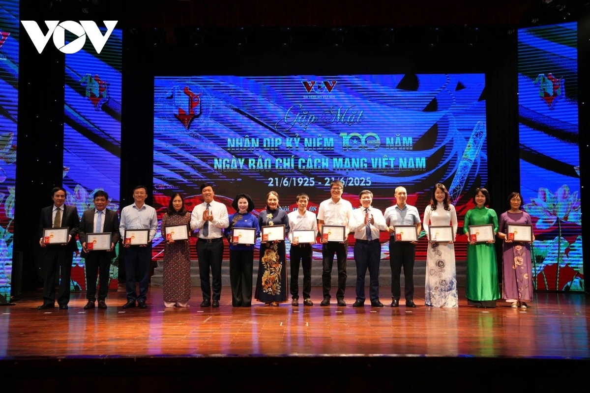 Liên Chi Hội nhà báo VOV trao tặng Kỷ niệm chương “Vì sự nghiệp báo chí” cho các nhà báo, hội viên Hội Nhà báo của VOV