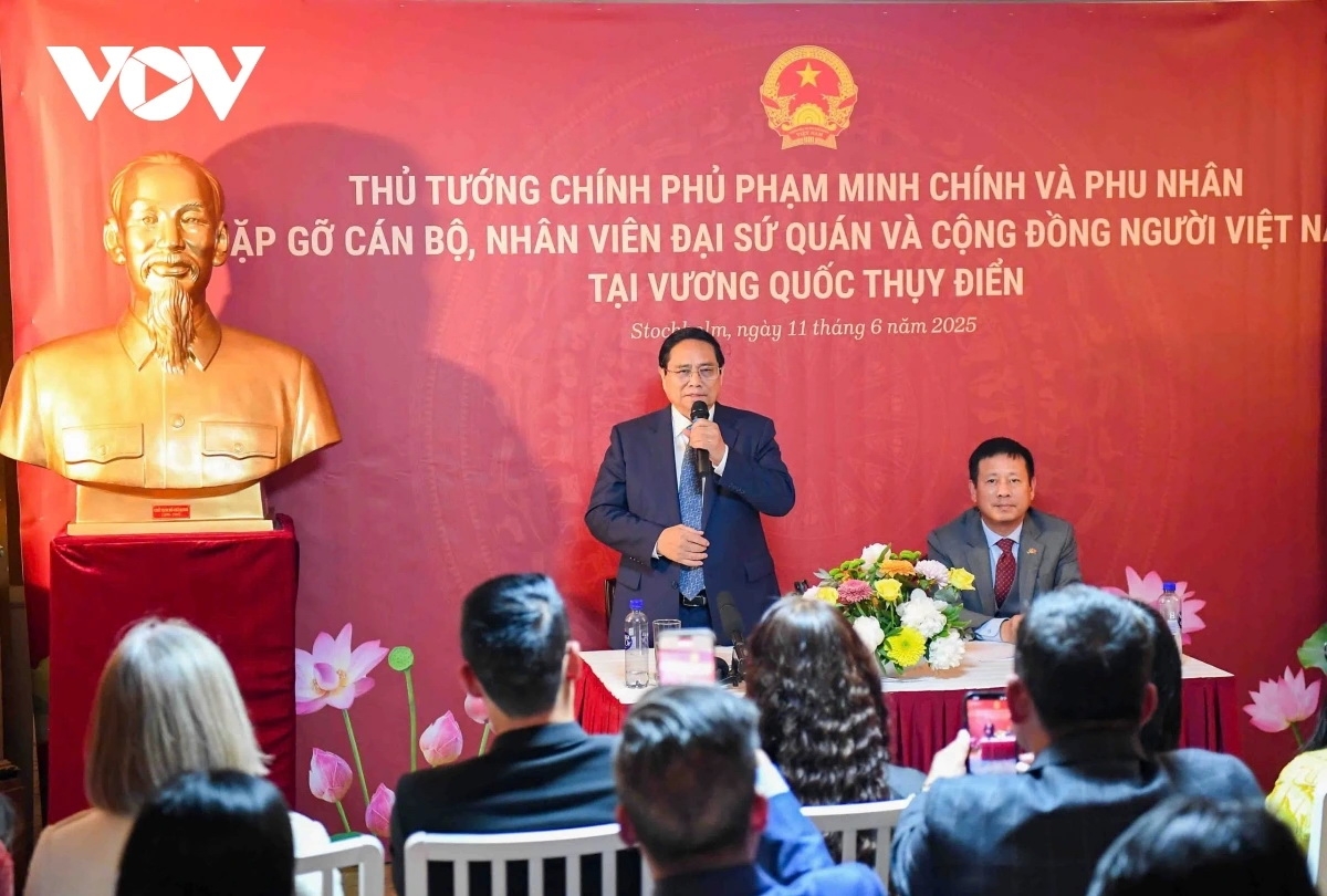 Ngay sau khi xuống sân bay, Thủ tướng Phạm Minh Chính và Phu nhân cùng đoàn đại biểu cấp cao Việt Nam đã gặp gỡ cán bộ, nhân viên Đại sứ quán và cộng đồng người Việt Nam tại Thụy Điển.
