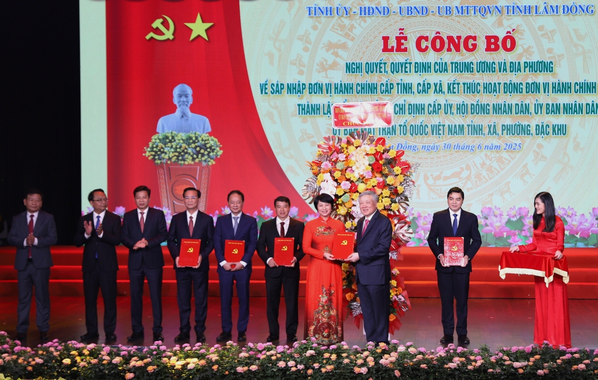 Phó Thủ tướng Duh broă sùm Cíñ phủ ồng Nguyễn Hoà Bình jàu Jơnau lơh nền