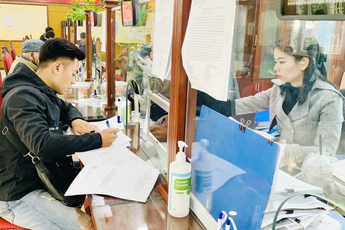 Người dân thực hiện thủ tục hành chính tại bộ phận một cửa quận Thanh Xuân.
Nguồn: kinhtedothi.vn
