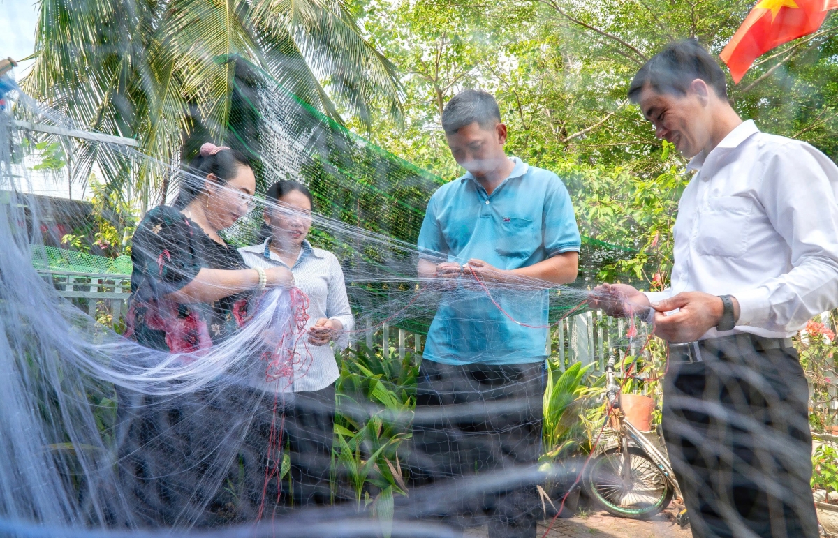 Cơ sở của gia đình anh Mừng còn cung cấp lưới cho nhiều tỉnh thành khác ở miền Tây