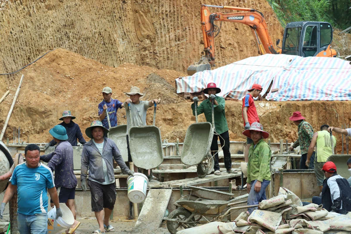 Bah âk nău ntrŭnh di, tâm di đah nuih n’hâm ngăn bah chi bộ ƀon Co Phung, nău rêh drăp ndơ, nuih n’hâm bah kônh wa ƀon lan nar lơ n’hao prêh
 