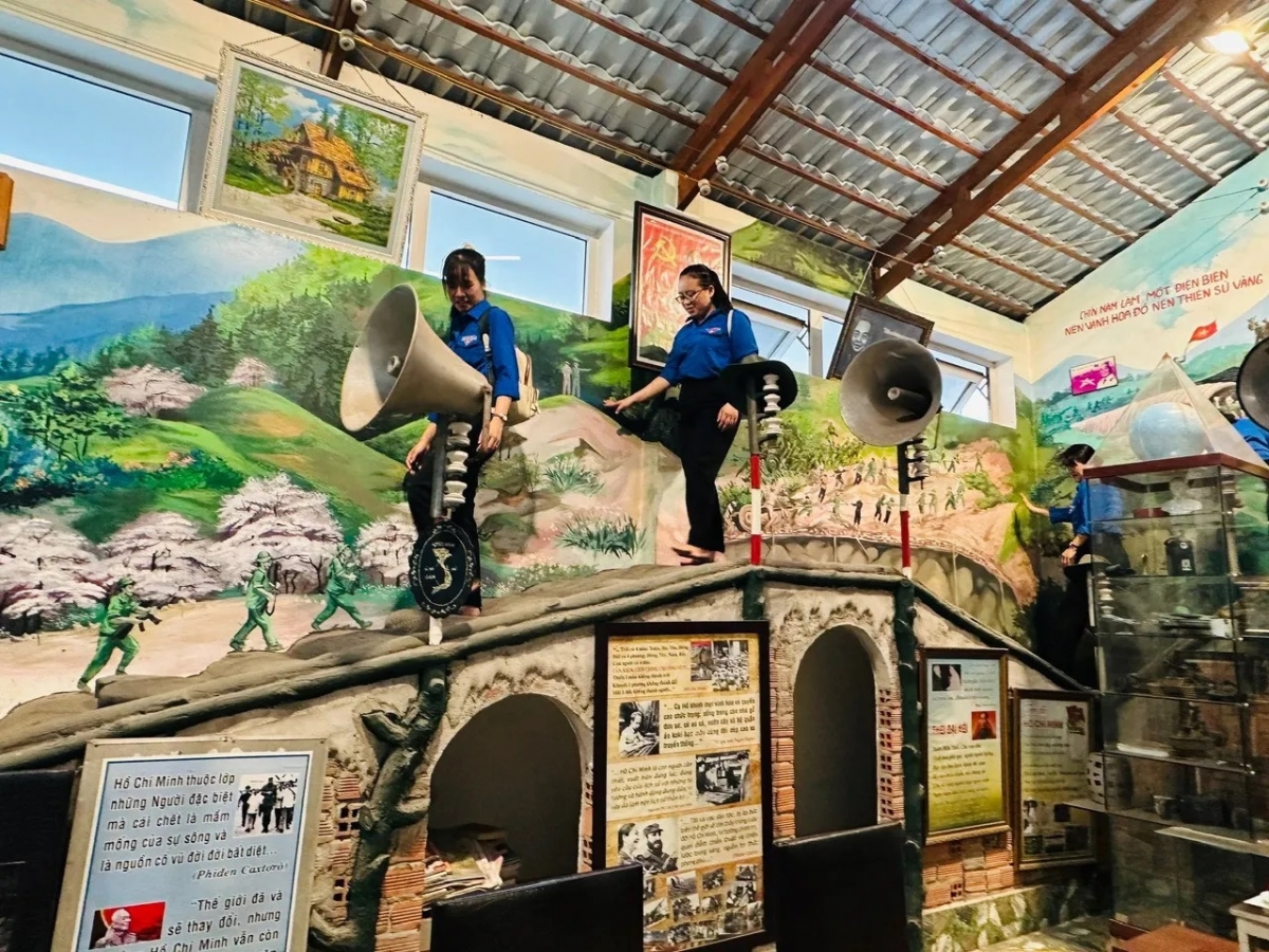 Các đoàn khách ghé thăm "bảo tàng" cá nhân của ông Lâm Xuân Quang. Ảnh: NVCC