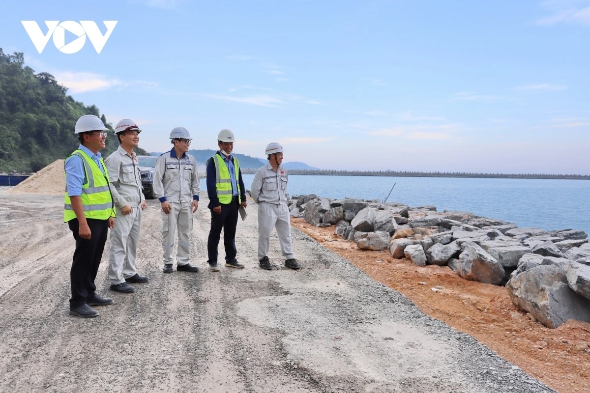 Đại diện chủ đầu tư và các nhà thầu trao đổi công việc tại công trường Đầu tư xây dựng bến cảng Liên Chiểu - phần cơ sở hạ tầng dùng chung