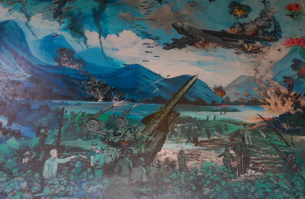 Một số hình ảnh chiến trường được tái hiện sống động. Ảnh: THUẬN VĂN