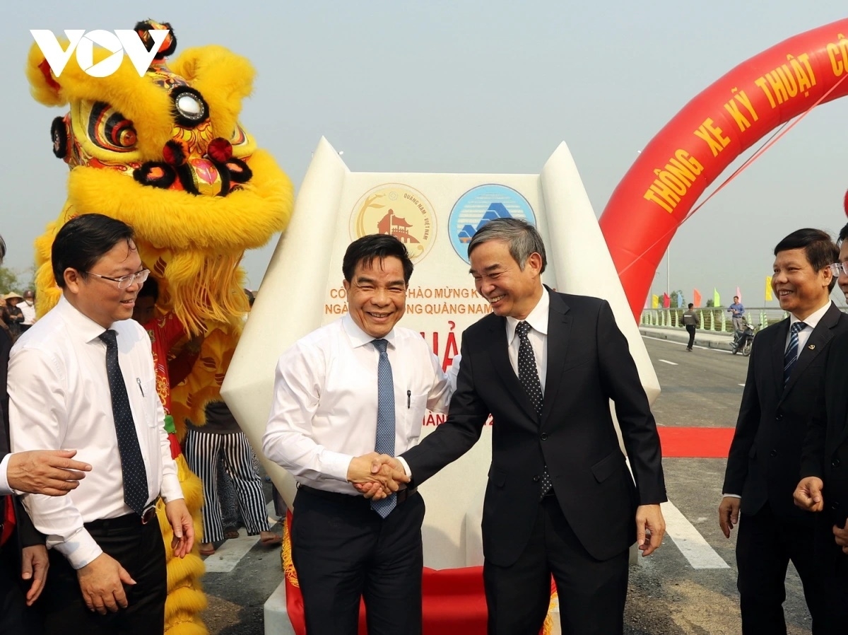 Ông Lê Trung Chinh, Chủ tịch UBND TP Đà Nẵng (mặc vest) và ông Lê Văn Dũng, Chủ tịch UBND tỉnh Quảng Nam gắn biển công trình cầu Quảng Đà