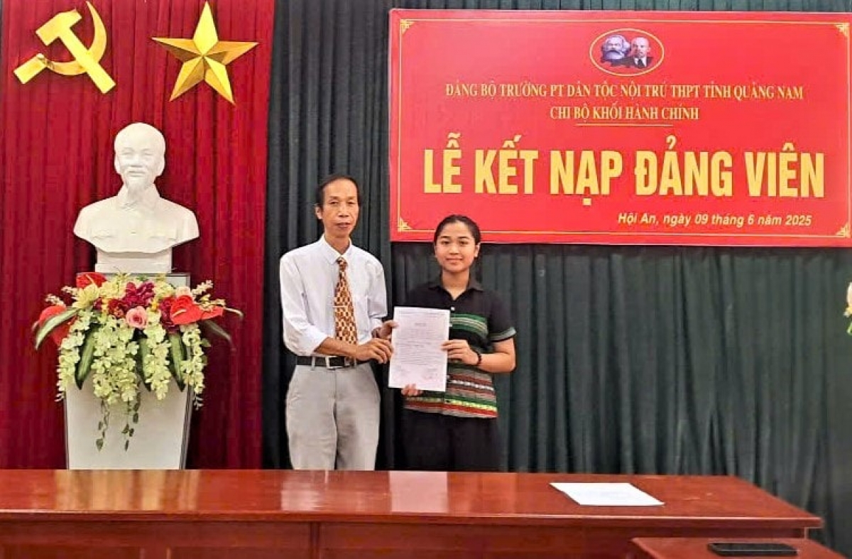 Thầy giáo Lê Đức Sơn - Bí thư Đảng ủy, Hiệu trưởng Trường Phổ thông dân tộc nội trú THPT tỉnh Quảng Nam pa đơp quyết định t'moot đảng đảng viên ha học sinh. Ảnh: TƯỞNG HÙNG