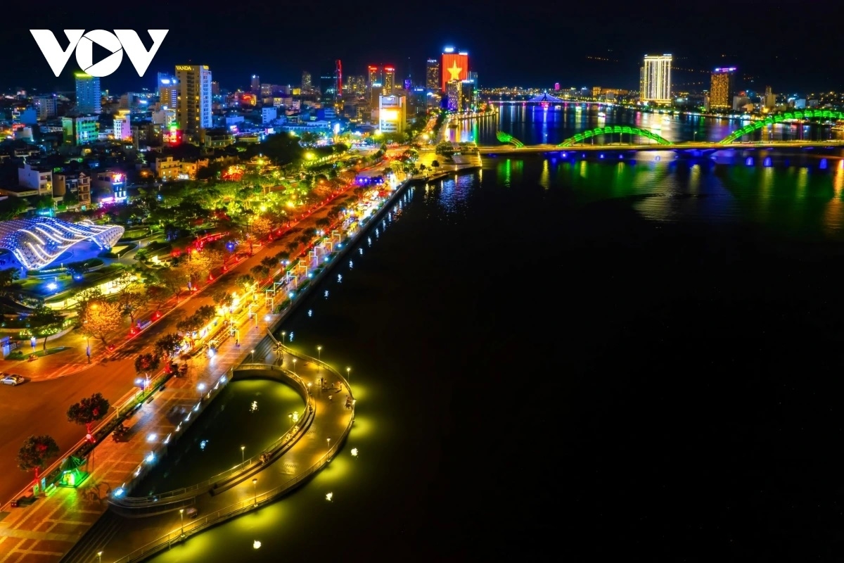 Dọc theo hai bờ sông Hàn (Đà Nẵng) đã và đang triển khai nhiều dự án lớn, những tòa nhà cao tầng thay nhau mọc lên, làm bộ mặt đôi bờ sông. Ảnh Nguyễn Trình