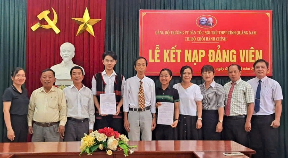 Đại diện Đảng ủy, Ban Giám hiệu Trường Phổ thông dân tộc nội trú THPT tỉnh Quảng Nam chúc mừng 2 học sinh được kết nạp Đảng. Ảnh: TƯỞNG HÙNG