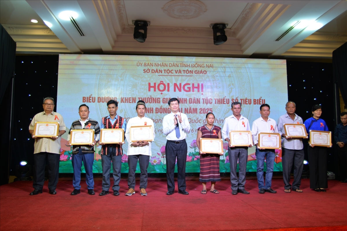 Dom baoh sang bangsa takik naih gheih hu pok meyaom di Nyaom pataom