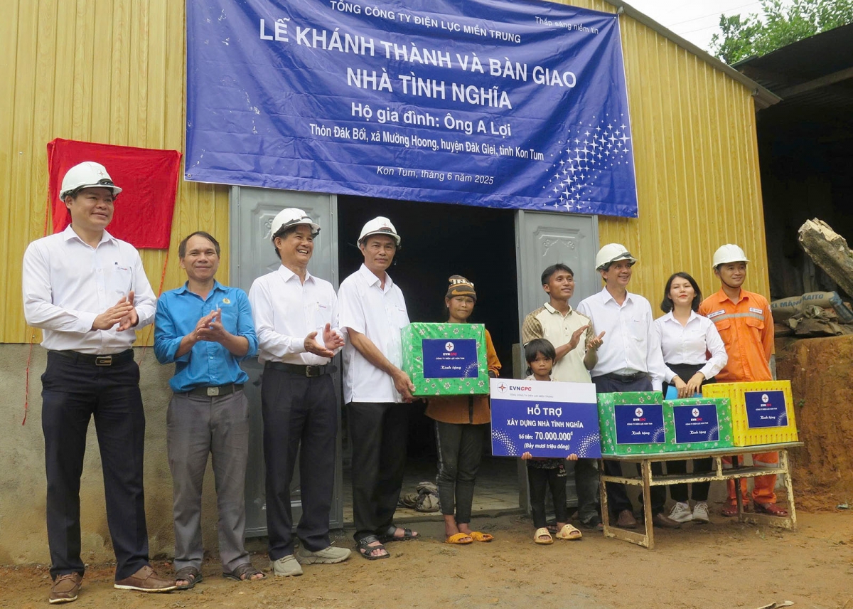 
Kŏng ti jang ŭnh điên Kon Tum pơjao Hnam ‘mêm kơ mat tơgŭm ŭnh hnam kon pơlei